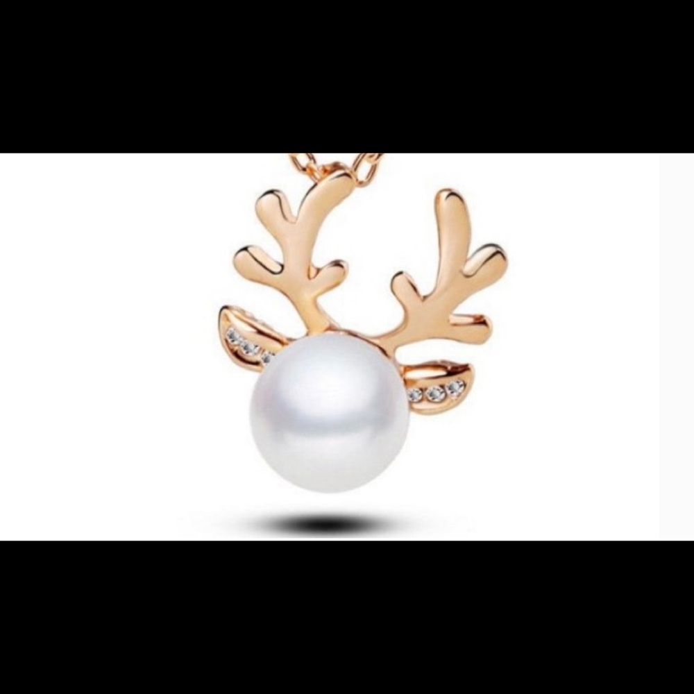 Faux pearl reindeer necklace